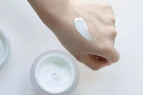 身体素颜霜和防晒霜可以一起用吗 身体素颜霜的正确使用方法 身体素颜霜和防晒霜可以一起用吗 身体素颜霜的正确使用方法